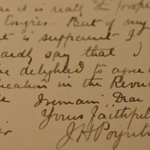 Le physicien anglais John Henry Poynting accepte de publier un article.